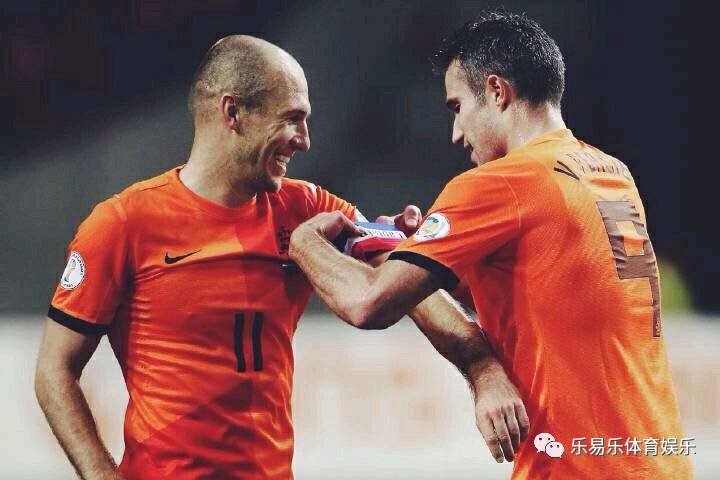 巴萨横扫巴黎，范佩西三分雨点燃全场