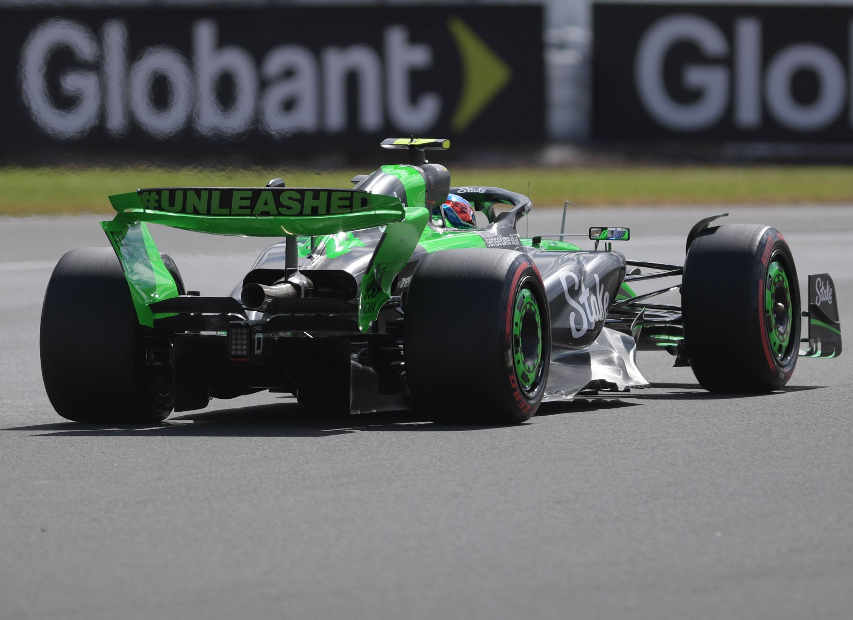 索伯车队横扫红牛车队，周冠宇带队取胜