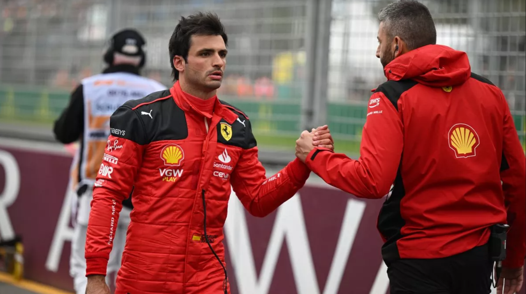 索伯车队绝杀梅赛德斯，塞恩斯扛起全队