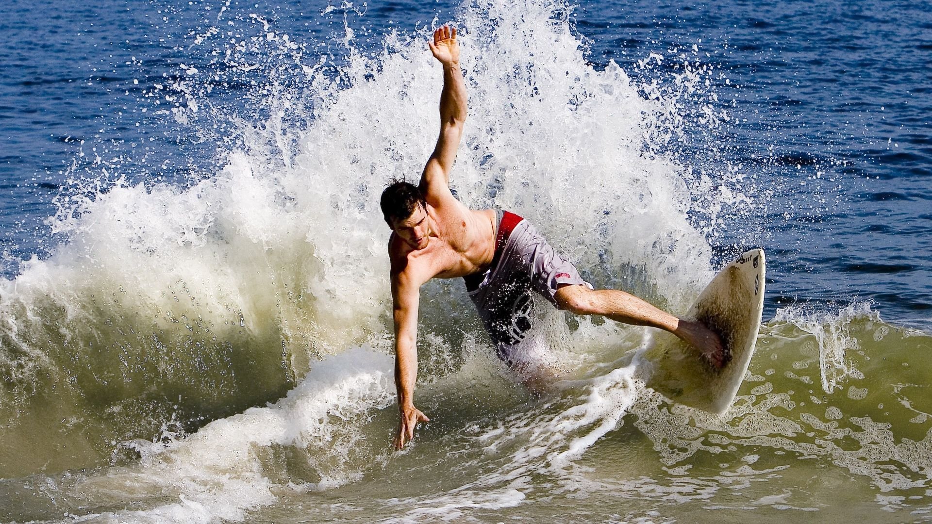 爱游戏在线-橙色消亡于蓝色纪律，深红在荒漠绽放，足球宇宙中团队铁幕与自由意志的永恒角力